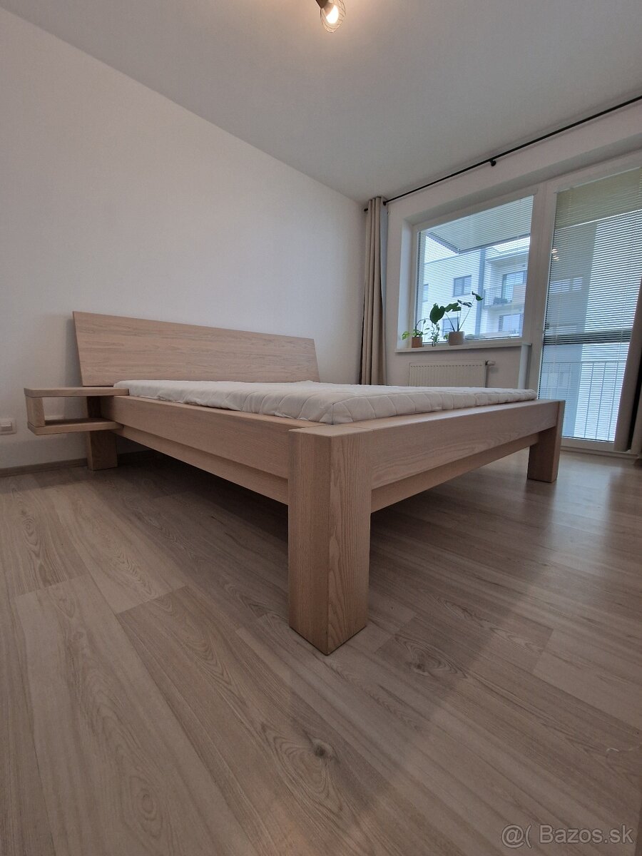 Masívna manželaká postel