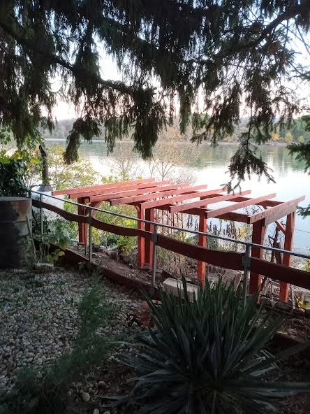 Pergola na hrozno, kvety atď.