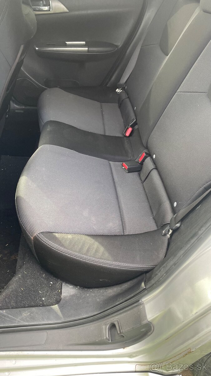 2010 Subaru Impreza zadné sedadla