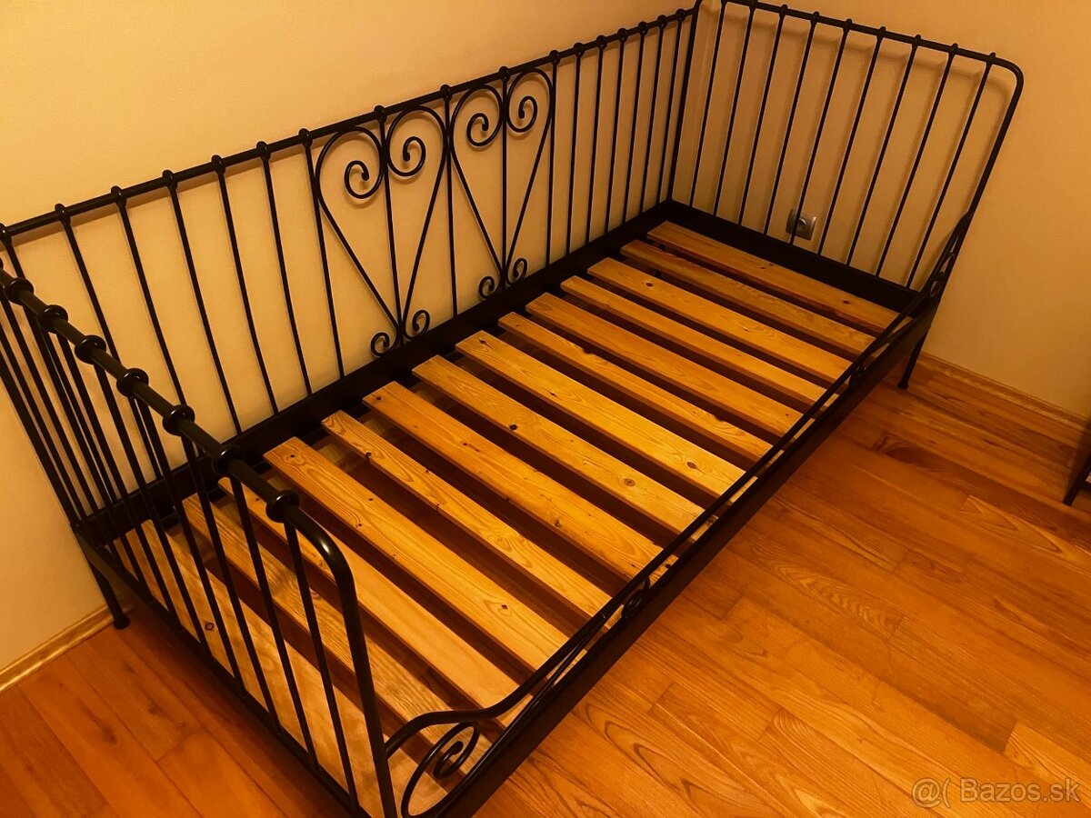 Kovová posteľ