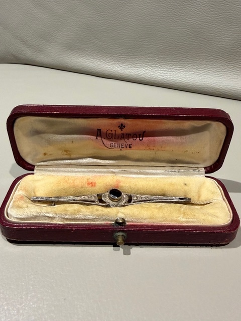 strieborná brošňa v etui