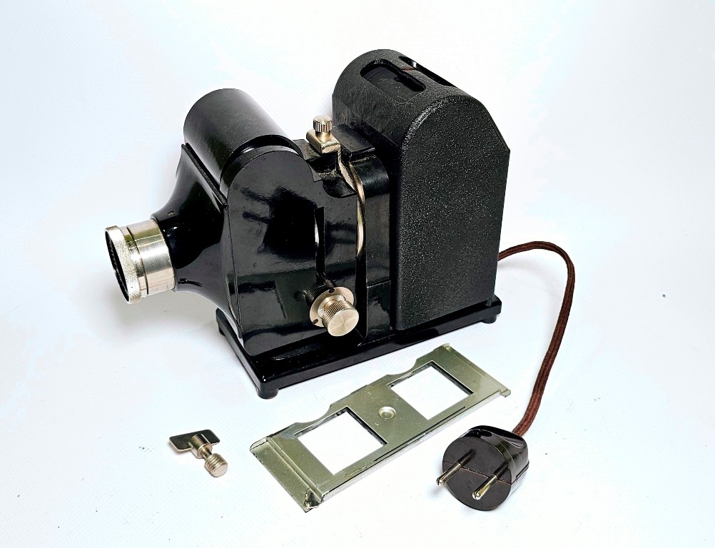 Ihagee bakelitový diaprojektor