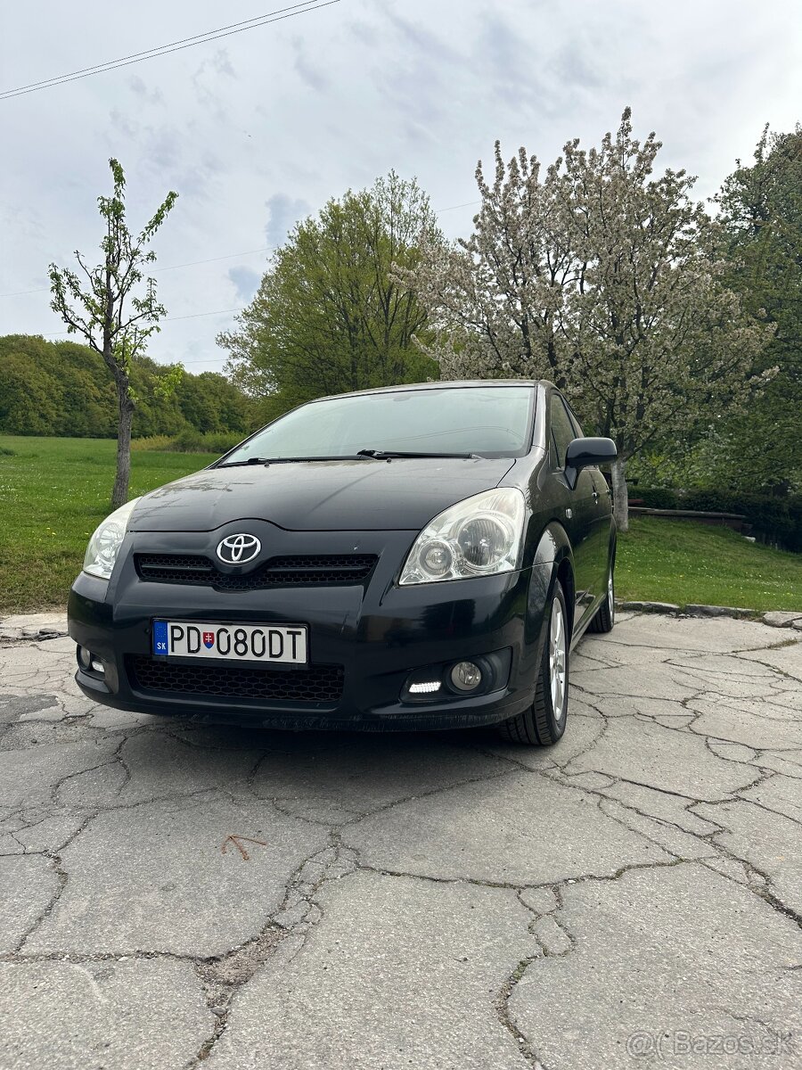 Predám Toyotu Corollu Verso 2.2 D 135 Terra