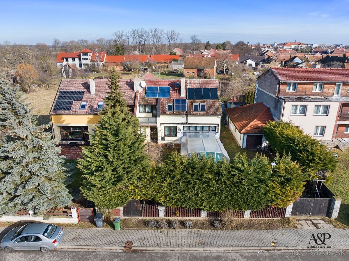 NA PREDAJ 5 IZBOVÝ RODINNÝ DOM S 2 GARÁŽAMI, 739 M2, STRÁŽNI