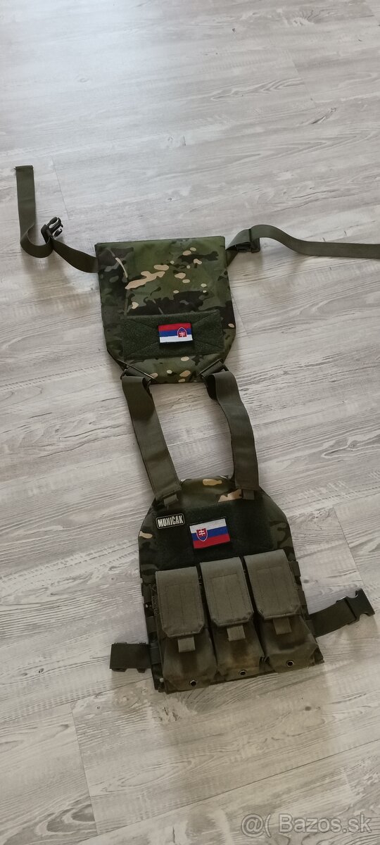 Vesta s nášivkami