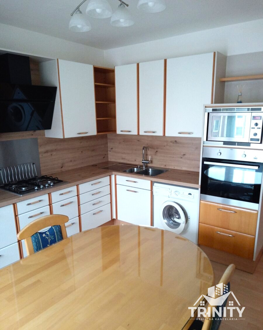 Na prenájom kompletne zariadený 1-izbový byt s balkónom v me