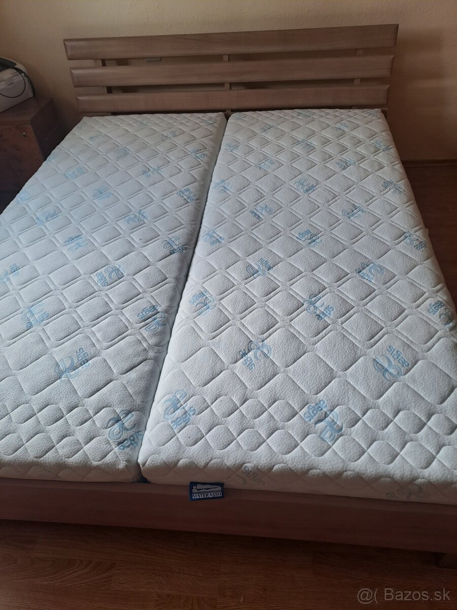 posteľ