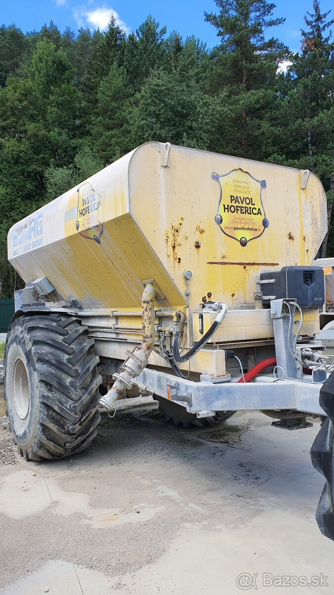 Mobilný dávkovač ťahaný za traktorom BS 12000