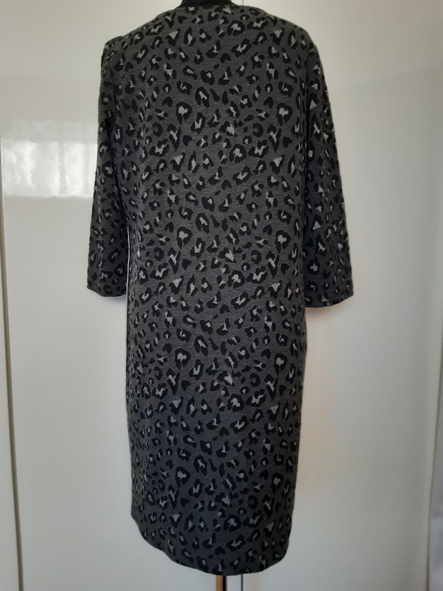 Šaty modné s pasikom bielo-strieborným po bokoch.