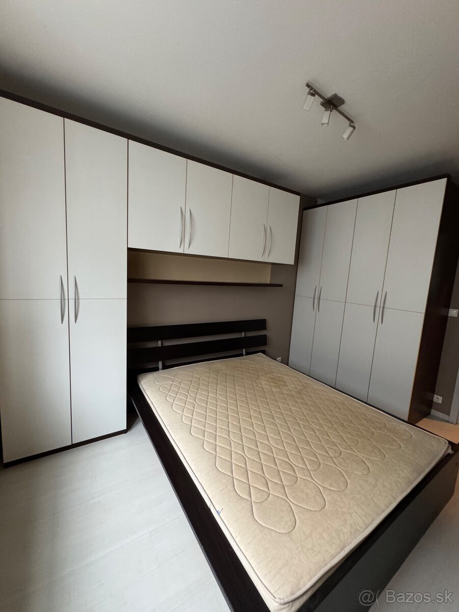 Spálňová zostava, sedačka, práčka, skriňa v dobrom stave