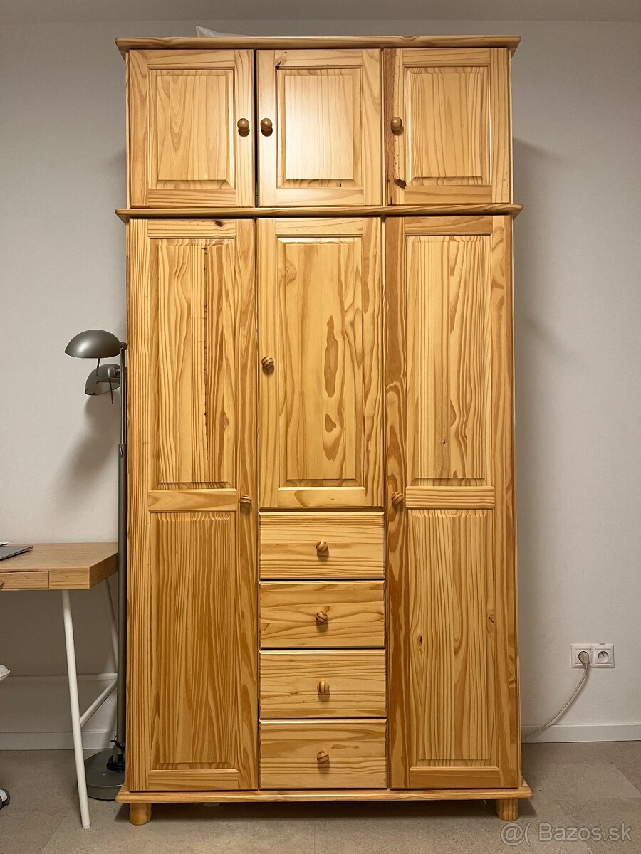 Drevená skriňa s nadstavcom