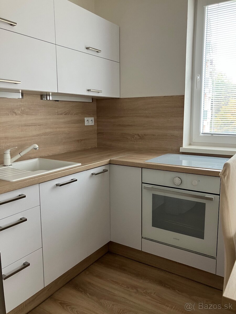 Kompletne zrekonštruovaný 2 izbový byt v centre NR