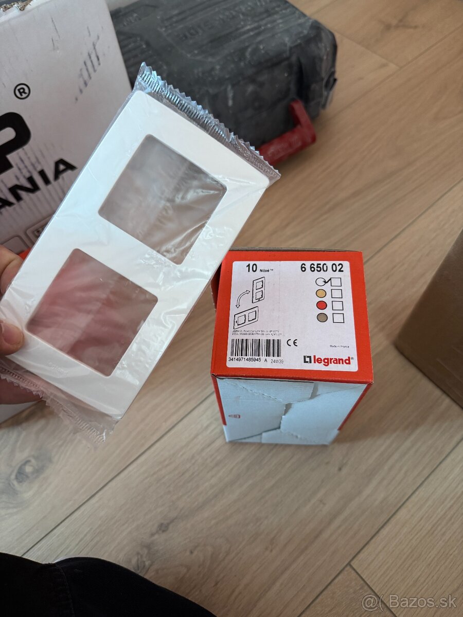 2-rámček NILOE zvislý/vodorovný biely 665002 Legrand
