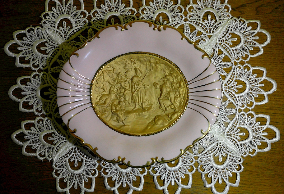 Porcelánový ružový tanier