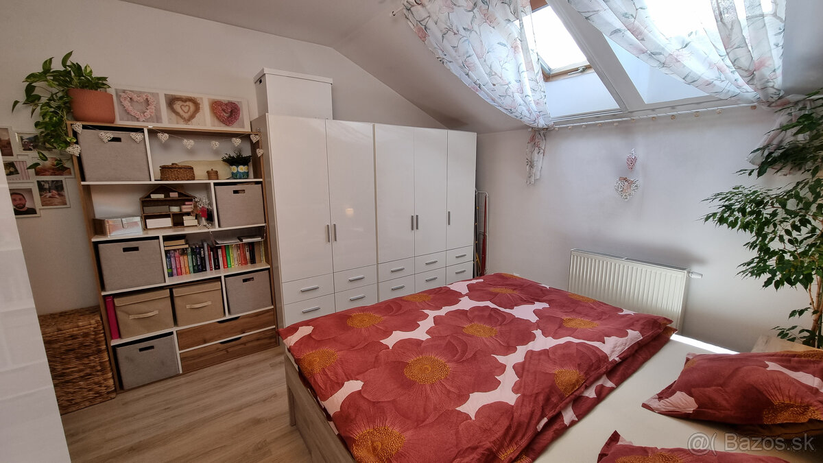 ÚTULNÝ a komplet ZARIADENÝ 2. izb. BYT s parkovacím STÁTÍM a
