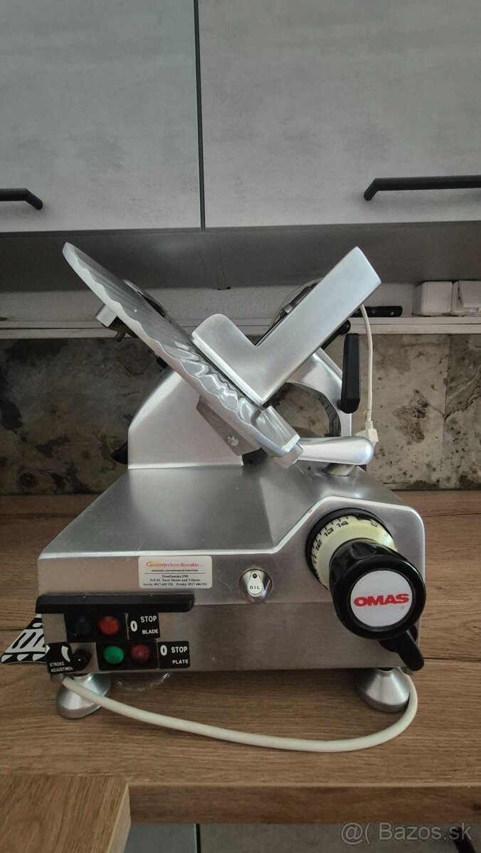 Poloautomatický krájač na výrobky s ostrím