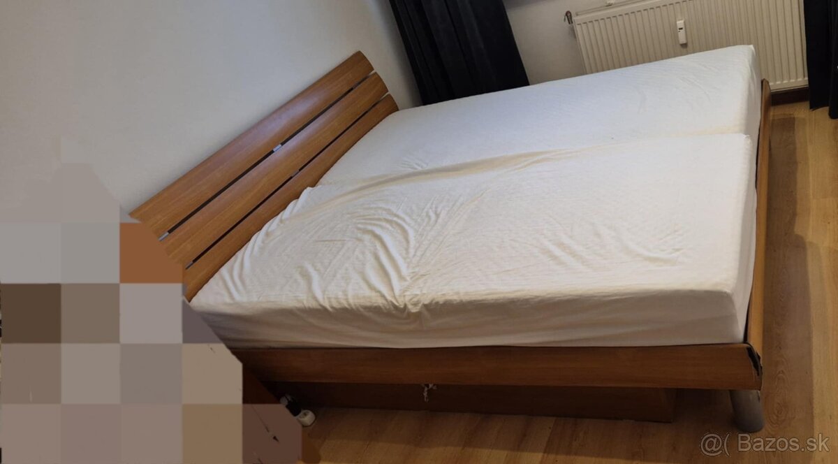 Manželská posteľ s úložným priestorom + nočné stolíky