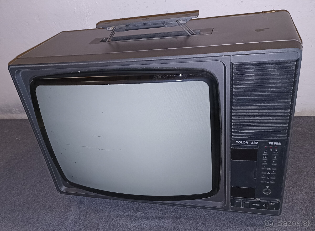 Starý retro televizor Tesla Color 332 (4332A) s ovladačom