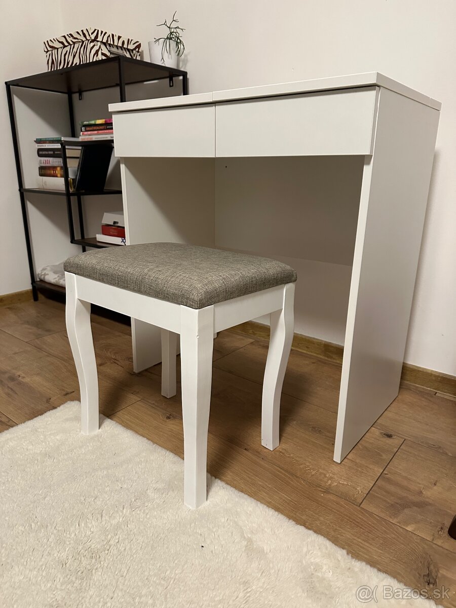Kozmetický stolik