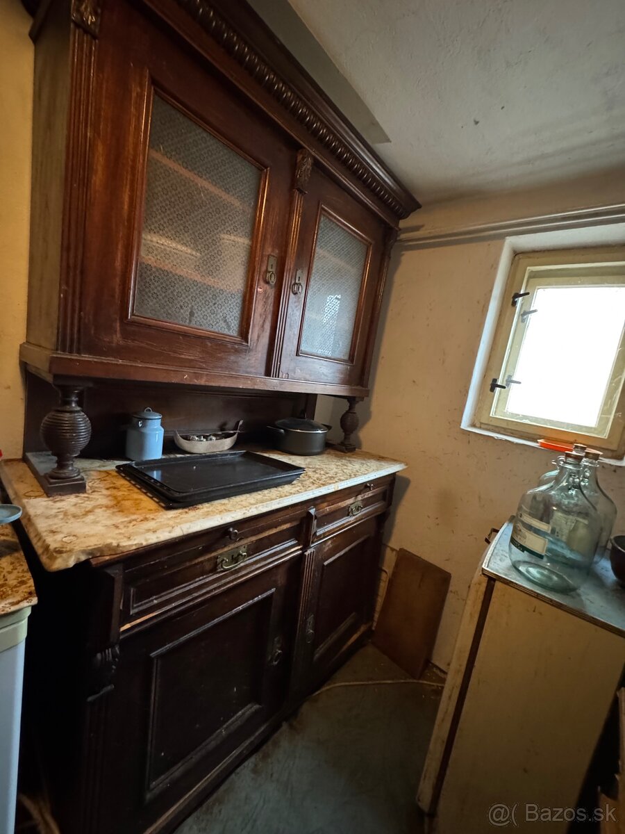 Starožitný kredenc, príborník