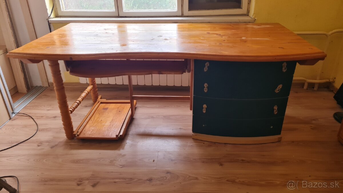 Predám stôl a presklenú vitrínu