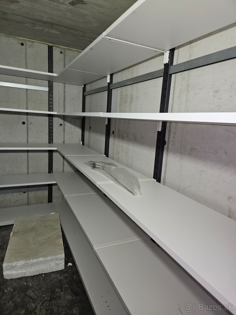 Predám kvalitný nástenný regálový systém – 75 €/bm