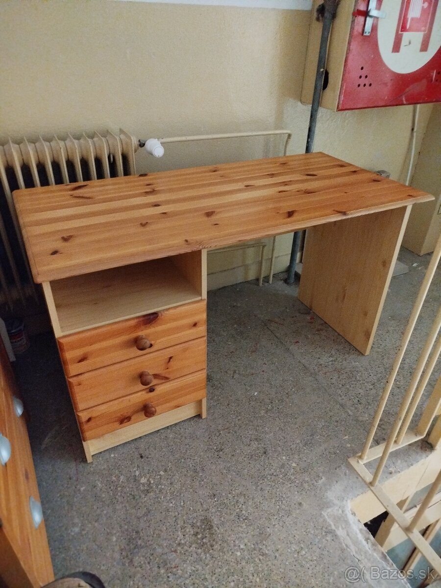 Písací stôl so zásuvkami
