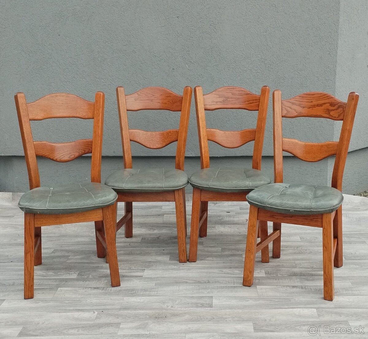 Set masívnych stoličiek – ( 4 KS ) .