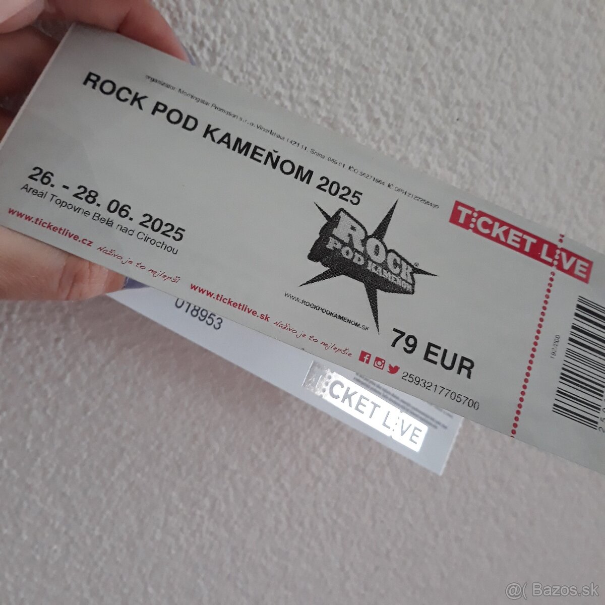 Rock pod kameňom