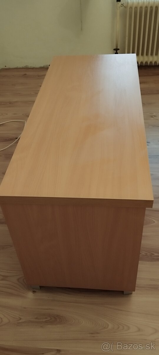 Stolík pod televízor