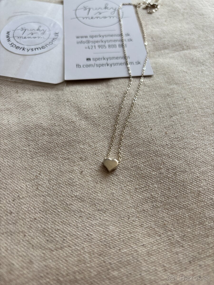 Minimalistický strieborný náhrdelník so srdiečkom
