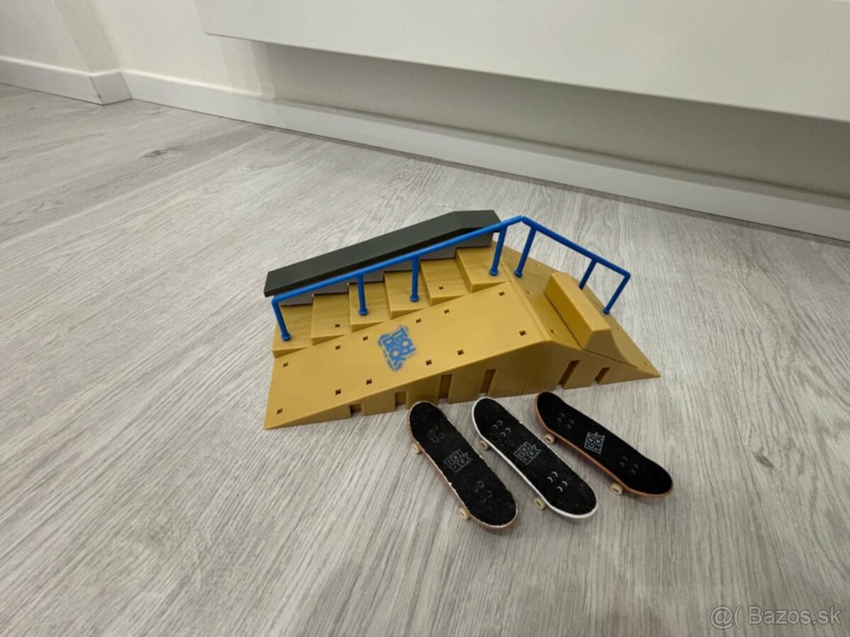 Schodisko so zábradlím, rampou a skateboadmi