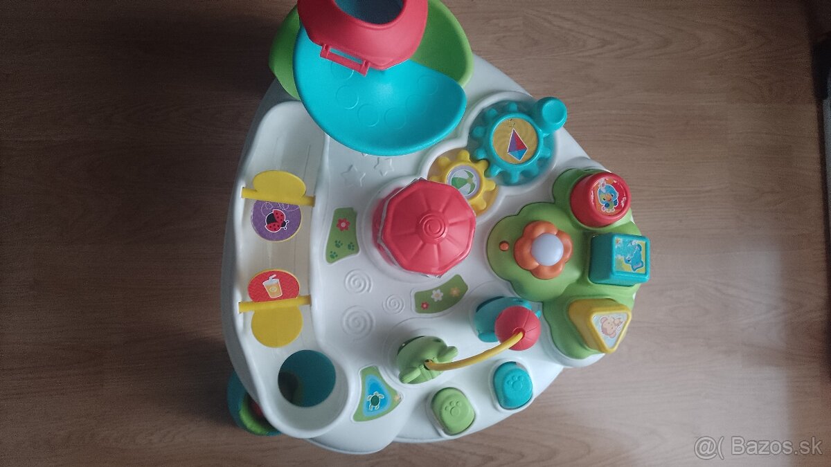 Interaktivny hraci stolik