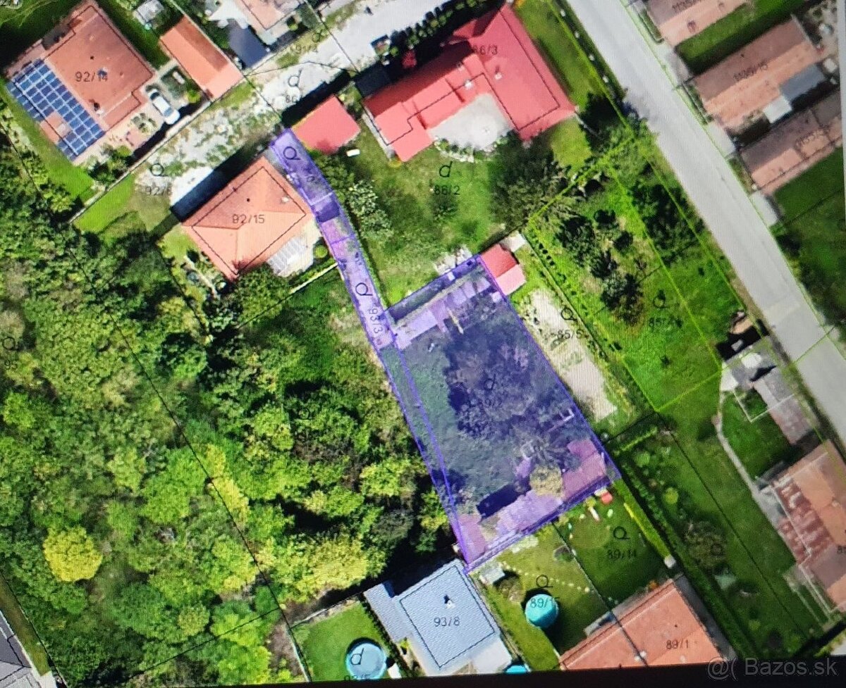 Slnečný pozemok 720 m2 + 3-izb. RD s pozemkom 270 m2, treba