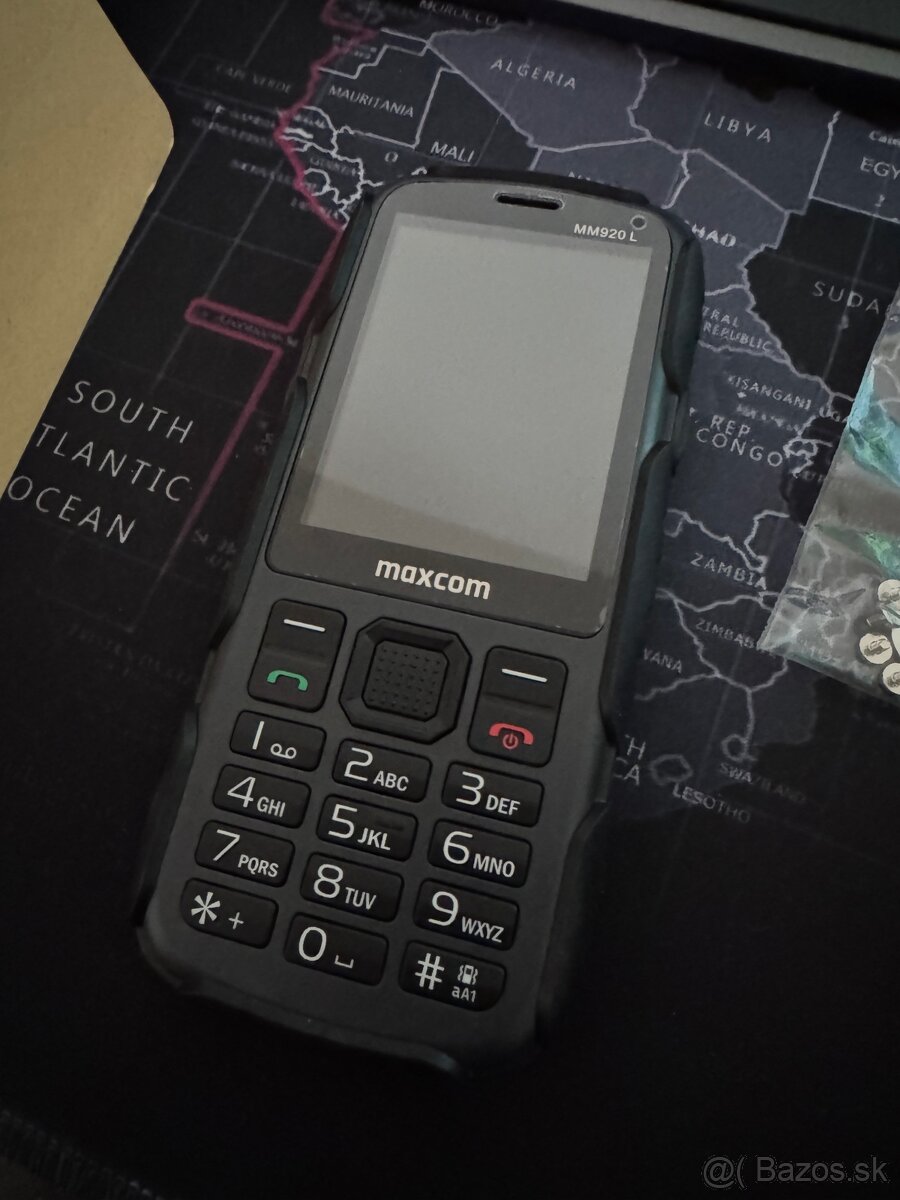 Odolny mobilny telefón MAXCOM 920l so svietidlom