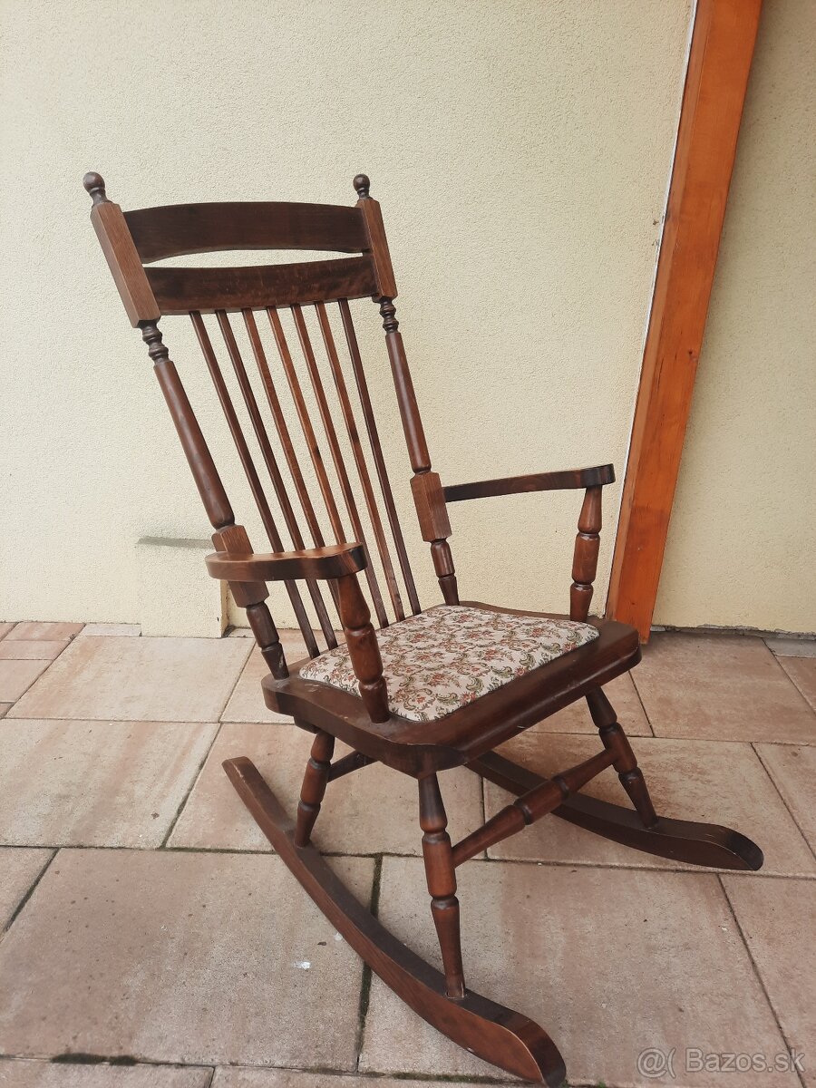 Hojdacie drevené kreslo