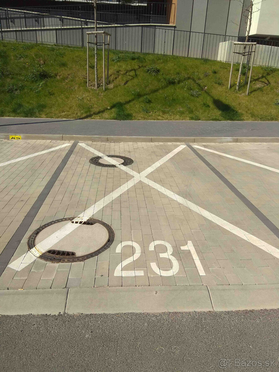VOĽNÉ IHNEĎ: PARKOVACIE STÁTIE Z. CHALUPOVEJ/JASOVSKÁ