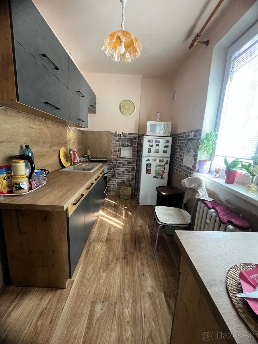 Slnečný 3 izbový byt v tehlovej bytovke, ul.Dopravná, Levice
