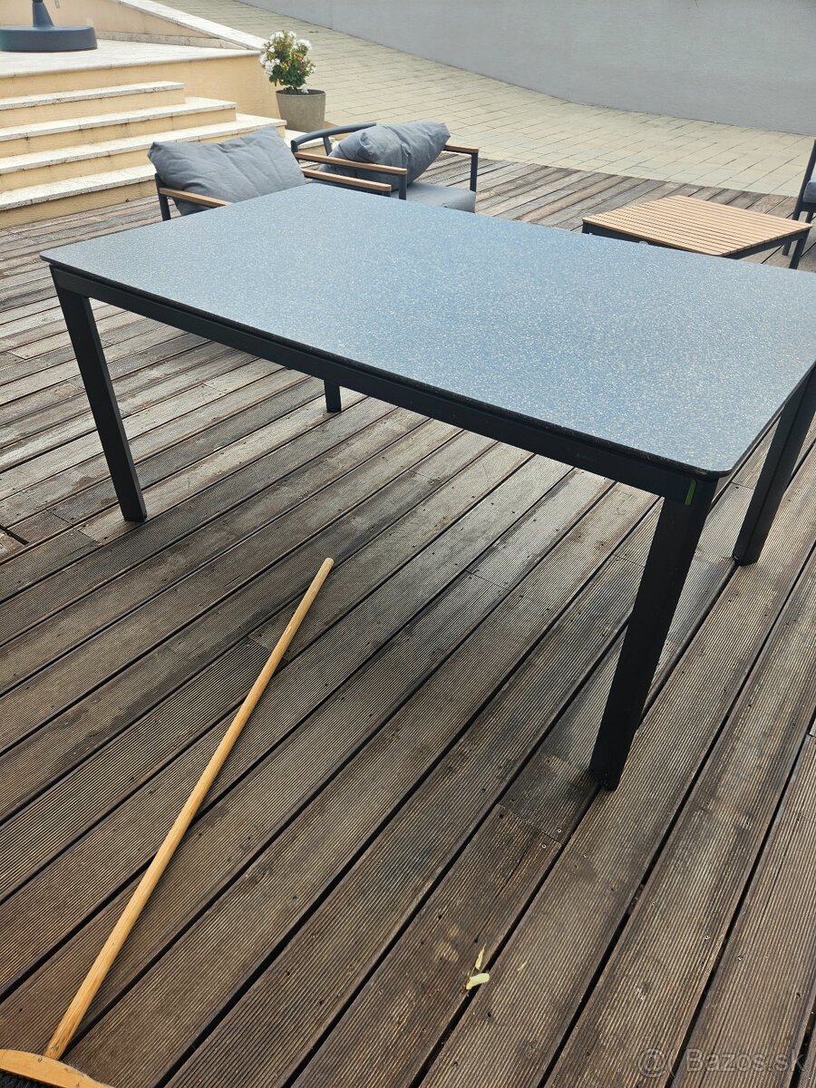 Exterierovi stol
