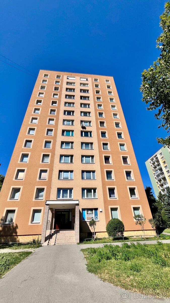 EXKLUZÍVNE – garsónka v CENTRE mesta s BALKÓNOM a PIVNICOU