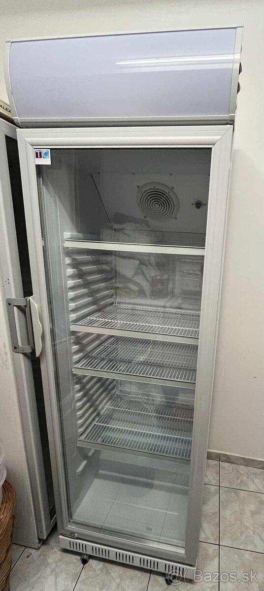 Vitrínová chladnička 360 l