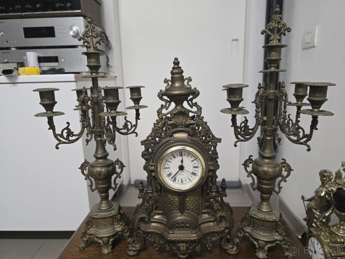 Krbove hodiny a svietniky na baterku nefunkčné.