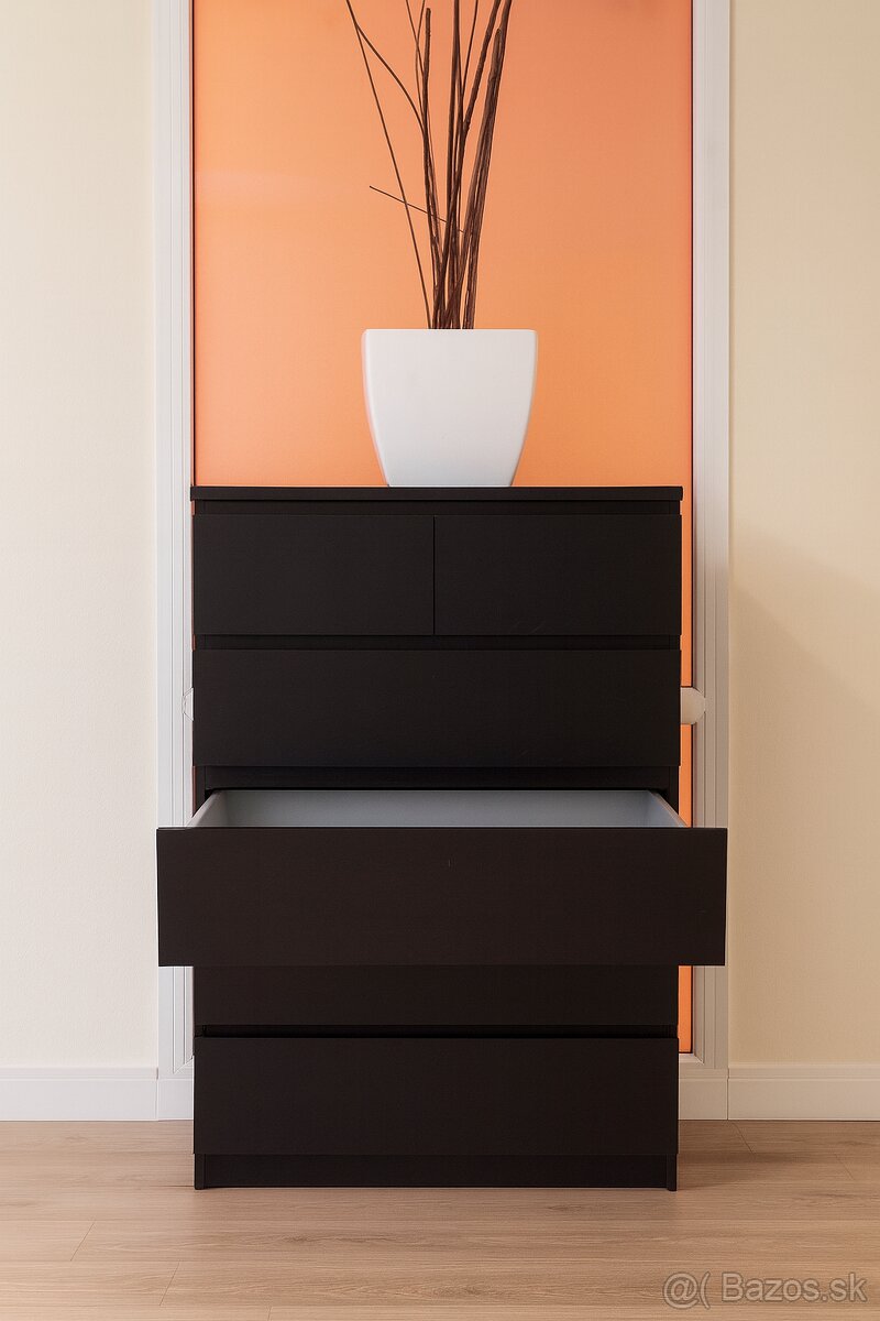 Dyhovana cierna suflikova komoda IKEA