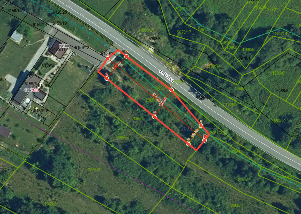 Na predaj pozemok s potenciálom výstavby rodinného domu