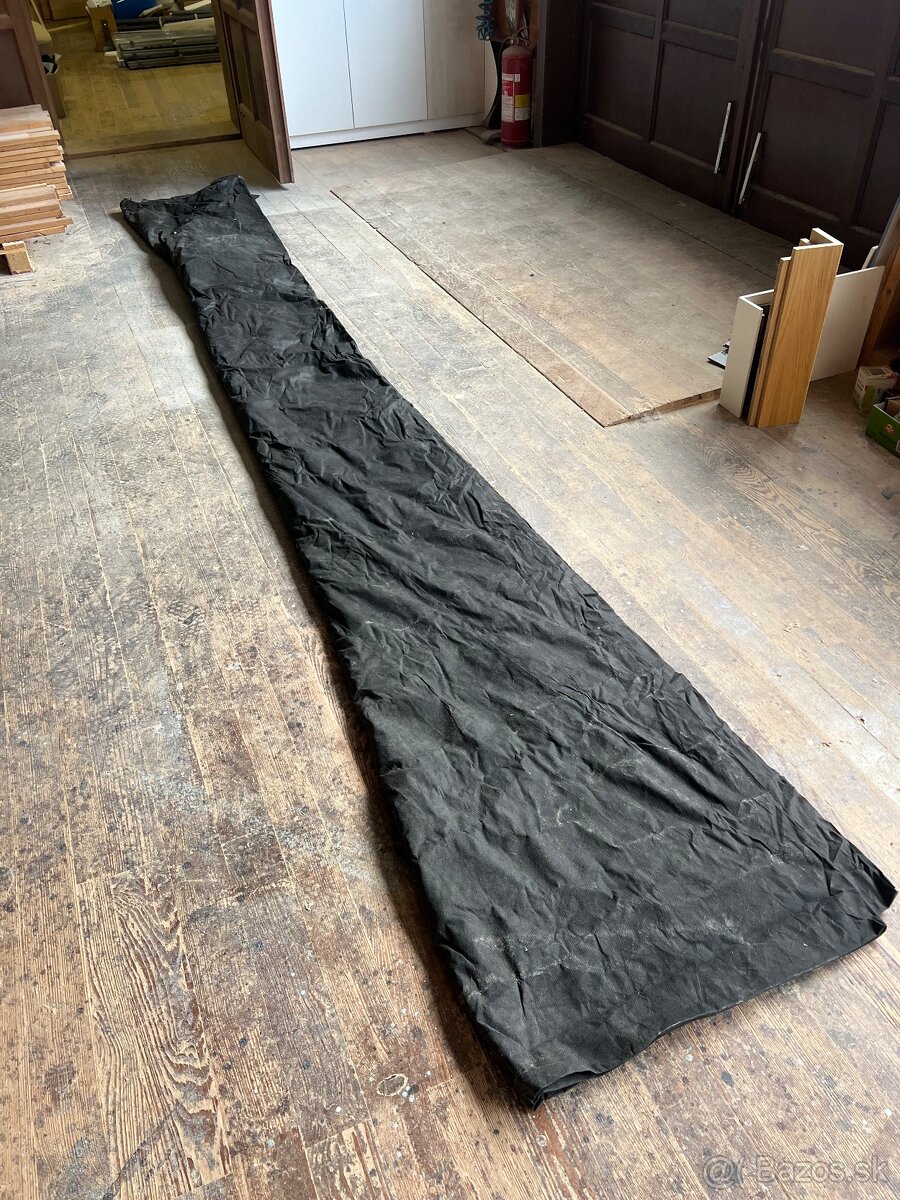 netkaná textília čierna