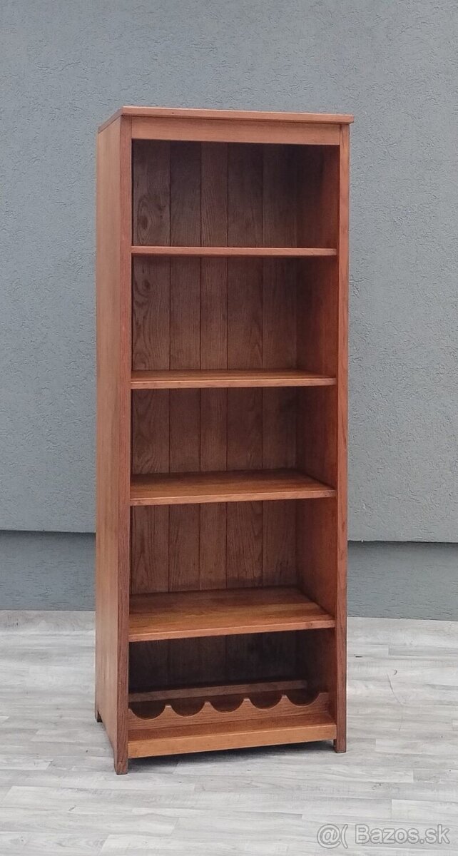 Knižnica – regál.