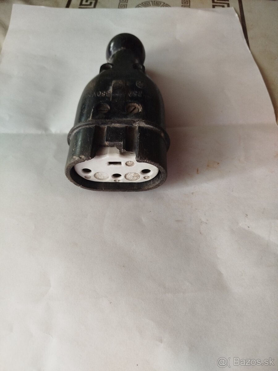 25 A zasuvka a objimky E 27 a 14