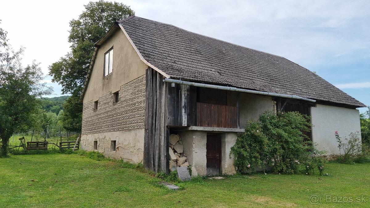POLOSAMOTA STODOLA A POZEMOK 1080m2 PODKYLAVA MYJAVA -VOĽNÁ