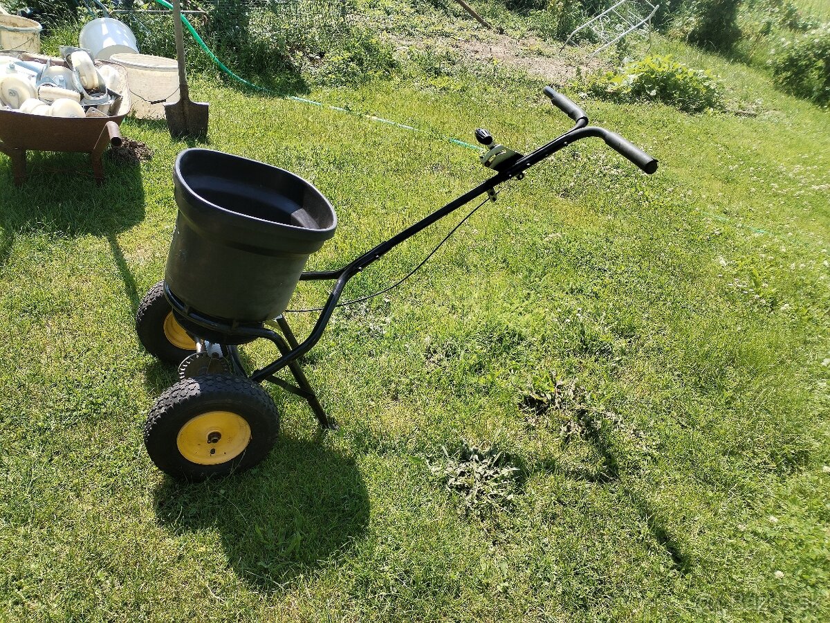 Vozík na hnojenie trávnika