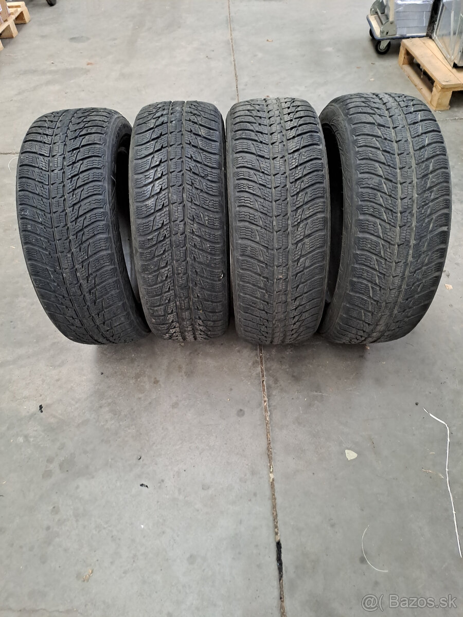 235/55R18 Nokian